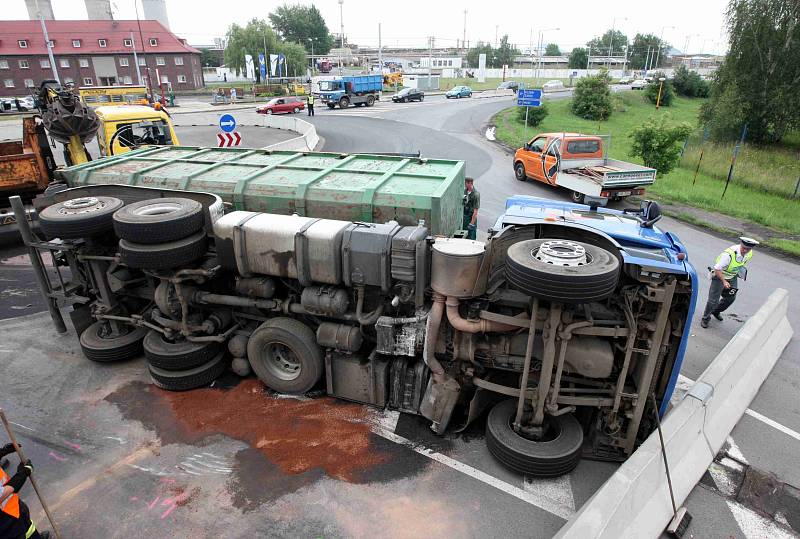 Kamion skončil u kruháku v Záluží na boku