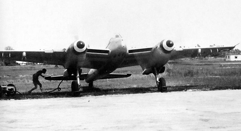 Dvoumotorový De Havilland 103 Hornet.