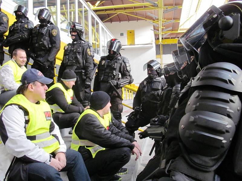 Policisté na litvínovském zimním stadionu cvičili zákroky proti fanouškům hostů.