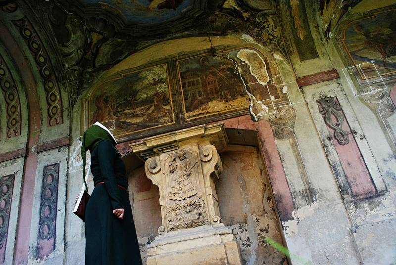 Farní a poutní kostel Panny Marie Bolestné v Mariánských Radčicích je obklopen ambitem s kaplemi a nástropními malbami.