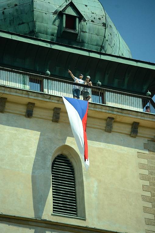 Oslava 100 let od vzniku republiky u kostela v Mostě.