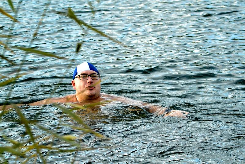 Parta nadšenců z Mostu si pro své otužilectví vyhlédla hladinu vodní nádrže Benedikt