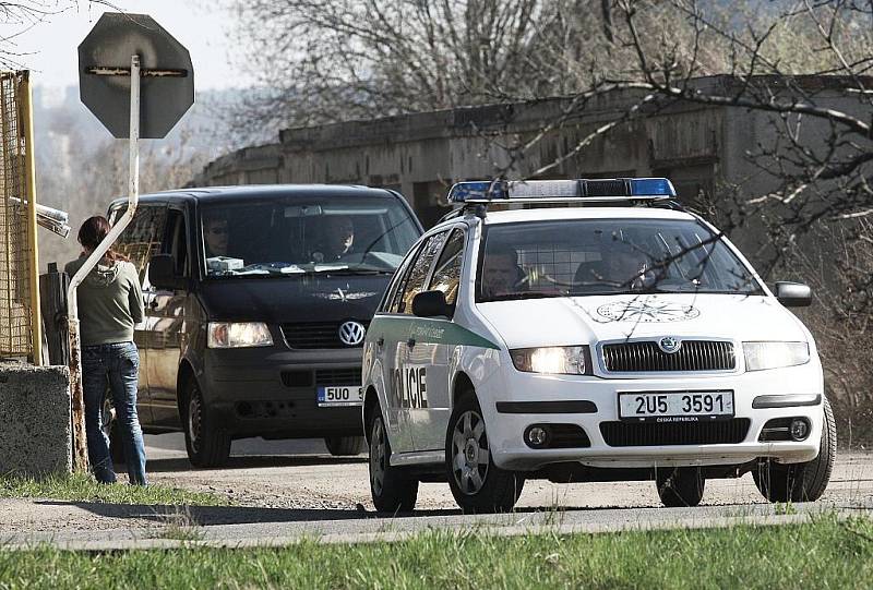 Pracovníci pohřební služby mají smutnou povinnost: naložit mrtvé tělo.