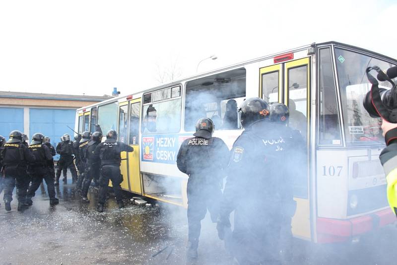 Cvičení policistů a strážníků z Mostu a Litvínova.