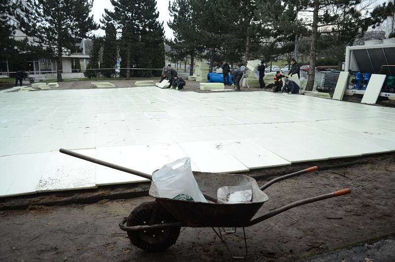 Mezi budovou mostecké radnice a hotelem vzniká veřejné venkovní ledové kluziště, na sousedním 1. náměstí instalují Vánoční trh a zdobí 40 let starou vánoční jedli, dar od občana. 