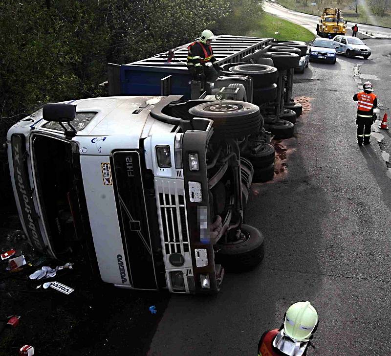 Řidič kamionu s uhlím skončil v Komořanech na boku