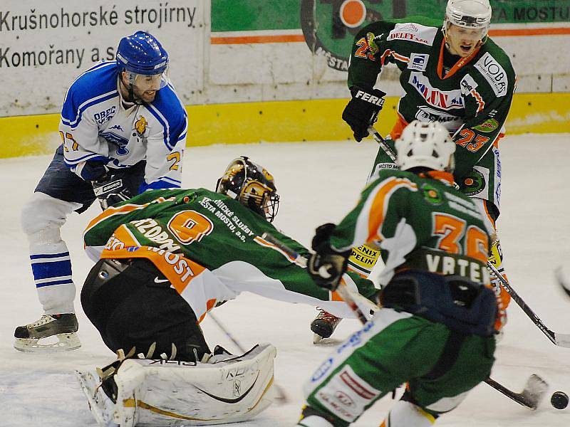 Mostečtí hokejisté (v zeleném) třetí zápas v Řisutech prohráli 2:5.