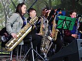 Lucie Loosová (vlevo) hraje v Junior Big Bandu na saxofon. Orchestr mladých jazzmanů z Litvínova uspěl v soutěži orchestrů v konkurenci 49 uskupení