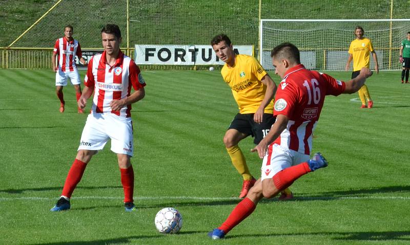 Souš (v červeném) doma v MOL Cupu padla se Sokolovem 0:3.