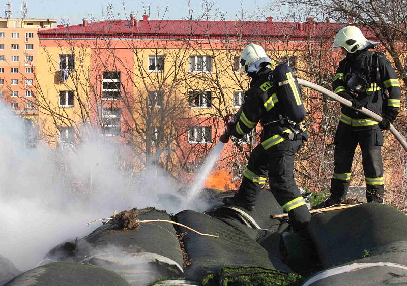 Hasiči likvidují požár koberců s umělým  travním povrchem