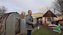 Zahrádkář Miroslav Zapletal žije už čtvrtým rokem na malém kousku půdy. Je to levnější než ve městě.
