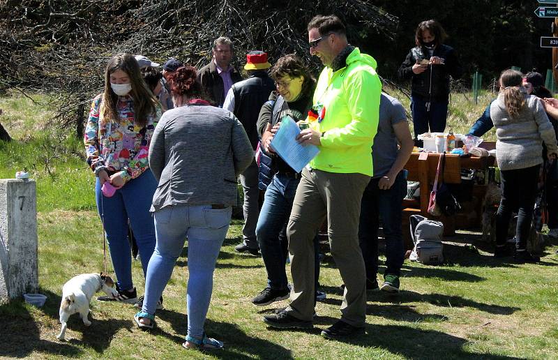 V sobotu 16. května státní hranice opět na chvíli nerozdělovala, ale spojovala. Lidé z pohraničí, kteří chtějí konec uzavřených hranic, se podruhé sešli. Na Mostecku se tak stalo nedaleko krušnohorské obce Klíny.