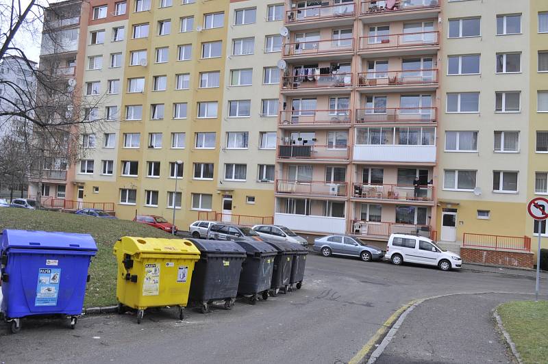 Popelnice bez přístřešků v Mostě vypadají hrozně, jako pěst na oko