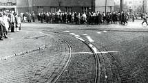 Dobové fotografie po nehodě úzkorozchodné tramvaje 1. listopadu 1960 v Mostě. 