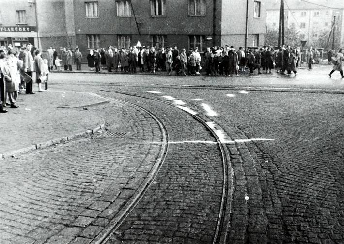 Dobové fotografie po nehodě úzkorozchodné tramvaje 1. listopadu 1960 v Mostě. 