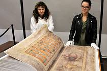 Pracovnice muzea Alena Kvapilová (vlevo) a Michaela Stehlíková listují takzvanou Ďáblovou biblí