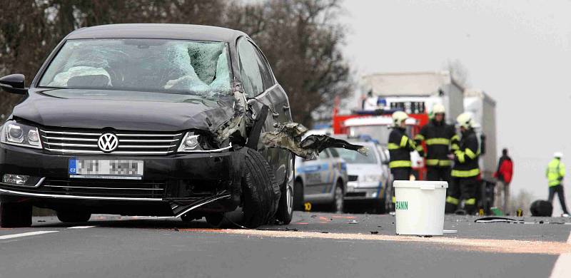 Střet s luxusním autem motorkář nepřežil