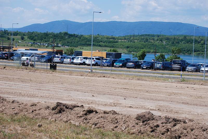 Jezero Most v neděli 3. července odpoledne, tady vzniká provizorní parkoviště.