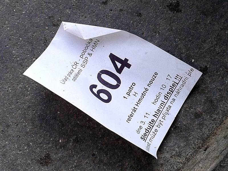 Pořadový lístek do fronty na sociální dávky, který někdo vyhodil na chodník nedaleko mosteckého úřadu práce.