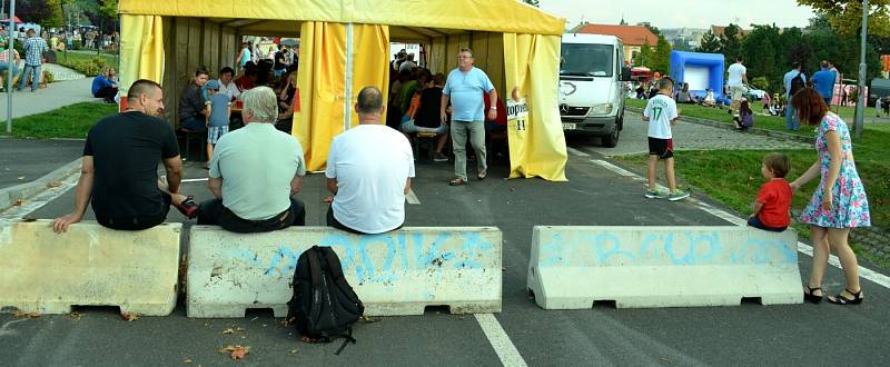 Mostecká slavnost u přesunutého kostela. 