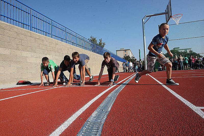 Osmá základní škola v Mostě má nové sportovní hřiště.