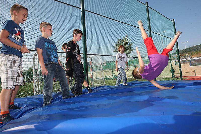 Osmá základní škola v Mostě má nové sportovní hřiště.