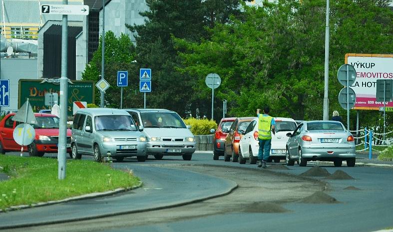 Situace na "Palachovce" v Mostě v poledne 15. května.