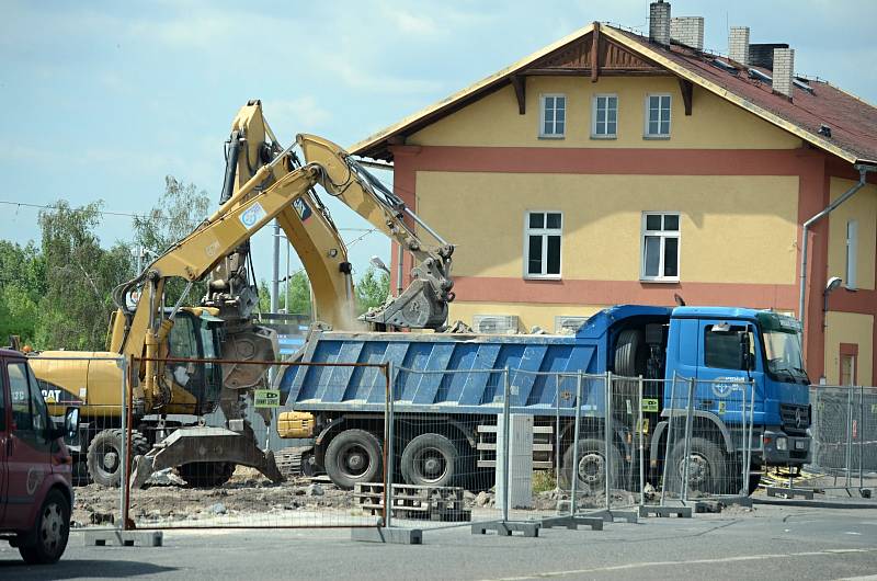 Zbouráním několika opuštěných objektů včetně bývalé restaurace Jáva začala u vlakového nádraží v Litvínově výstavba nového autobusového terminálu