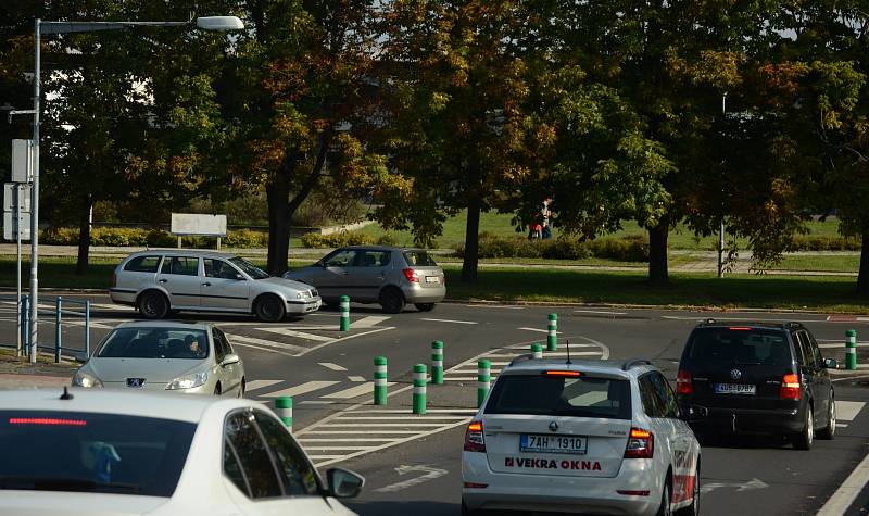 Zelené sloupky, balisety, na silnicích v ulicích Františka Halase a Bělehradská v Mostě zůstanou