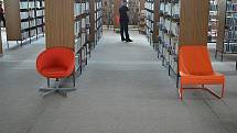 Novinka v městské knihovně - veselejší nábytek.