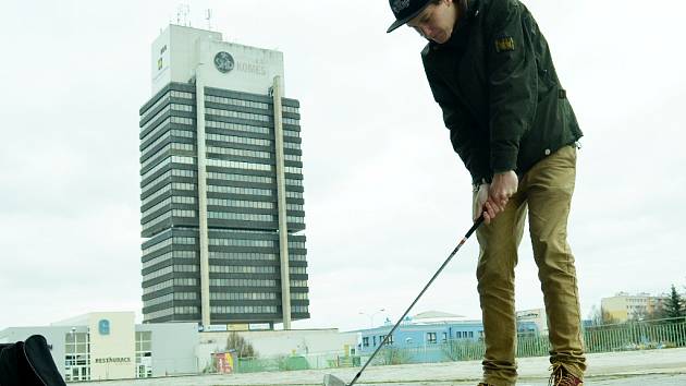 Urban golf v ulicích Mostu