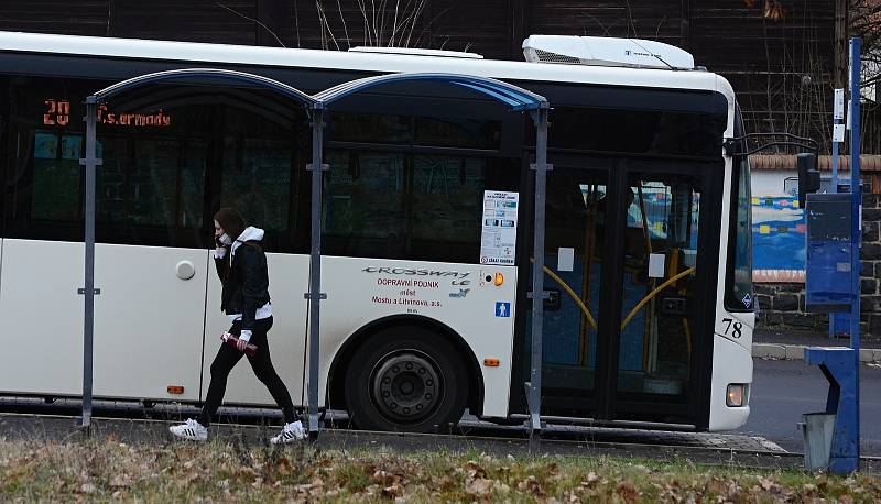 Zastávka bez lavičky a stěn u gymnázia v Mostě.