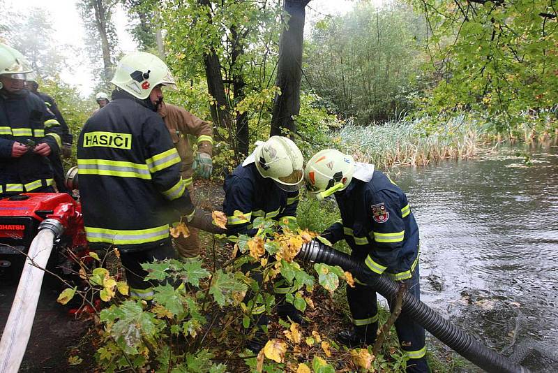 Deset hasičských jednotek zasahovalo u fiktivního požáru na zámku Jezeří