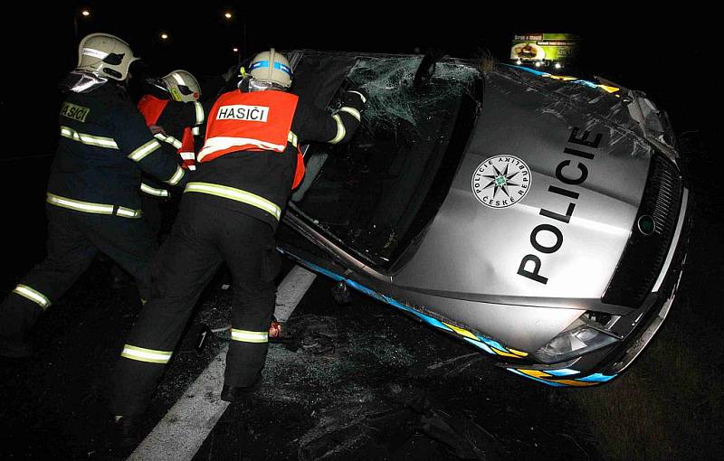 Policejní vozidlo skončilo na boku