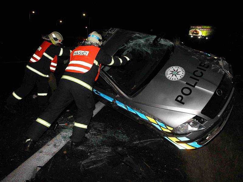 Policejní vozidlo skončilo na boku