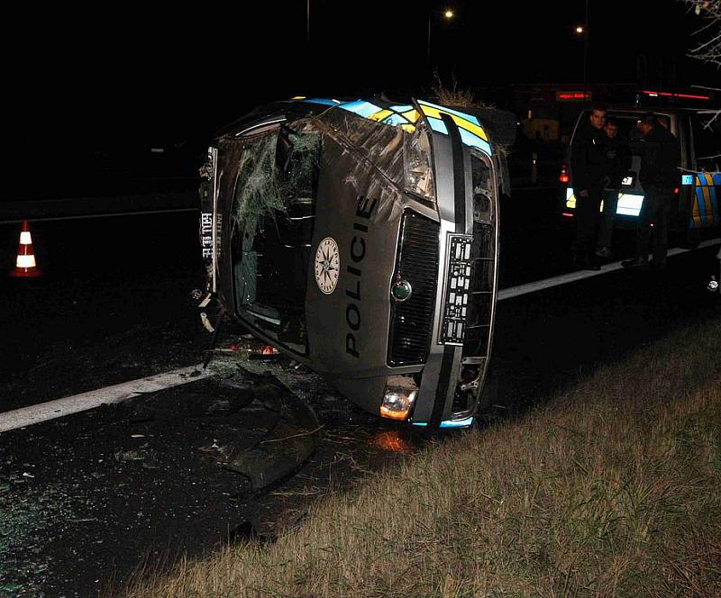 Policejní vozidlo skončilo na boku