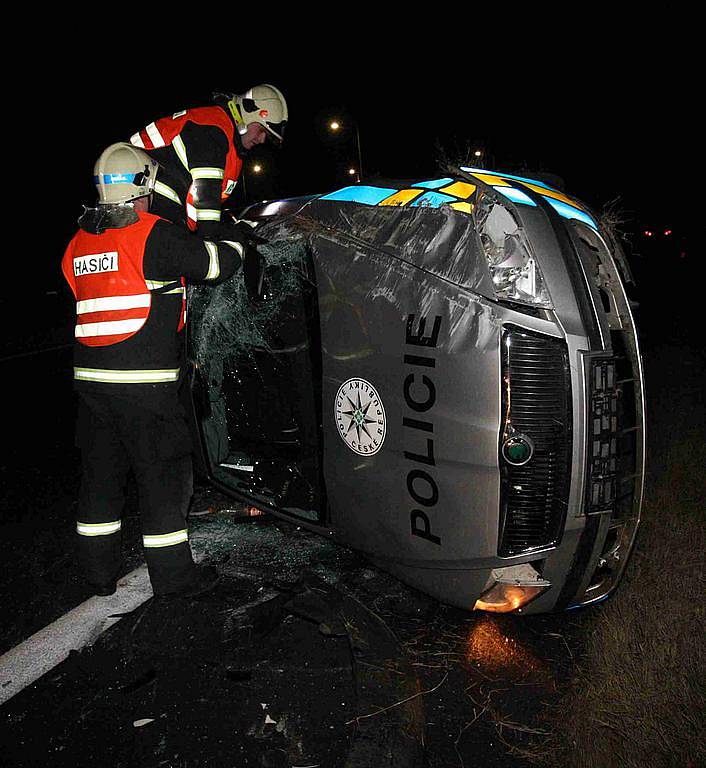 Policejní vozidlo skončilo na boku