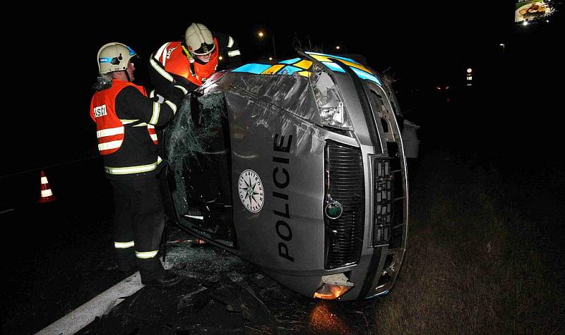 Policejní vozidlo skončilo na boku