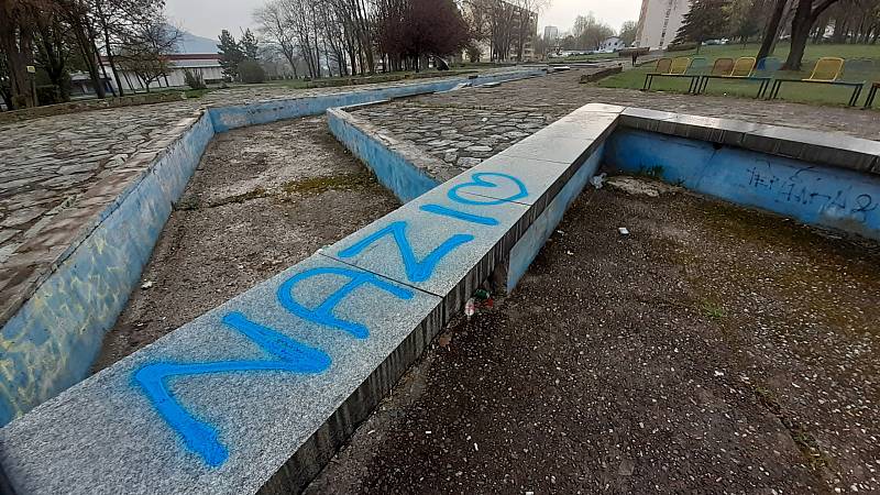 V mosteckém parku Střed se objevily nápisy propagující nacismus.