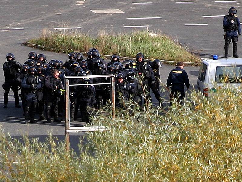 Zástup policistů při sobotním protestu radikáků proti situaci v Janově.