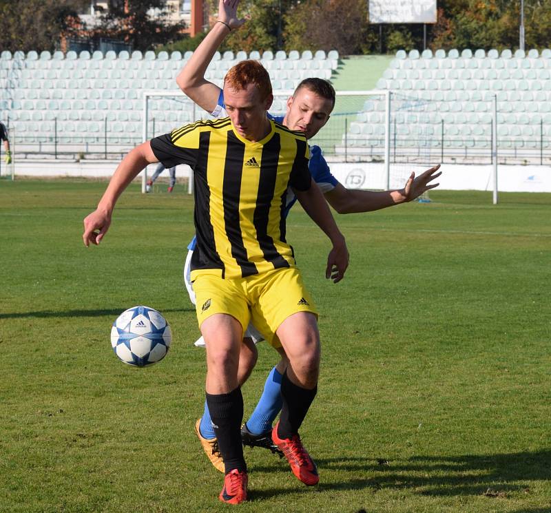 Mostecký fotbalový klub (v modrém) hrál doma proti Olympii Březová.