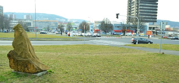 Tady dětský gang přepadl kluka. Je to u sochy na dolním okraji parku Šibeník, na nároží křižovatky u hlavní pošty. 