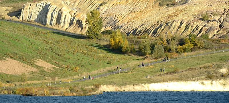 V sobotu 24. října navštívila jezero Most odpoledne i večer řada lidí. Parkoviště byla plná.