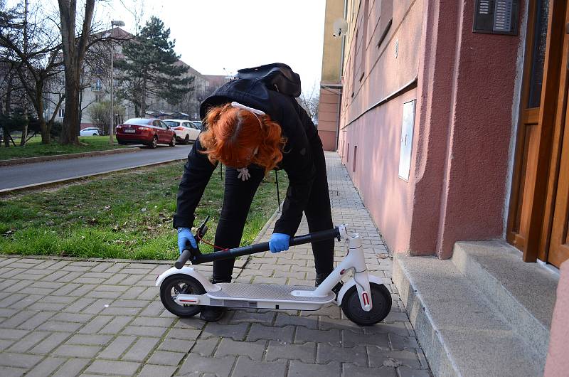 Kateřina Jermakovová rozváží v Mostě roušky na elektrokoloběžce.