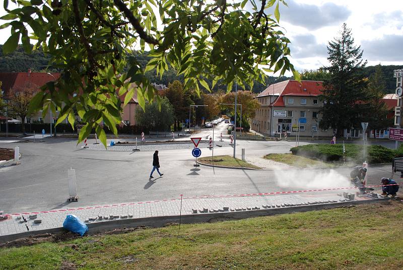 Rekonstrukce hlavní silnice v mostecké ulici SNP vrcholí.