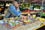 Známý mostecký trhovec Vlastimil Kohout prodává na trhu v Mostě levné polské máslo