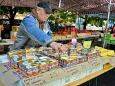 Známý mostecký trhovec Vlastimil Kohout prodává na trhu v Mostě levné polské máslo