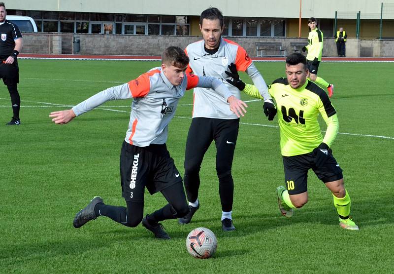 FK Baník Most-Souš (v šedivém) v duelu s Ústím nad Labem.