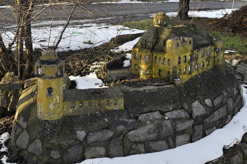 Zchátralá maketa hradu v areálu bývalých kasáren v Mostě