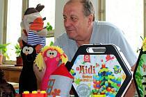 Stanislav Heinzl ze společnosti České hračky předvádí jednoho z vyrobených maňásků.